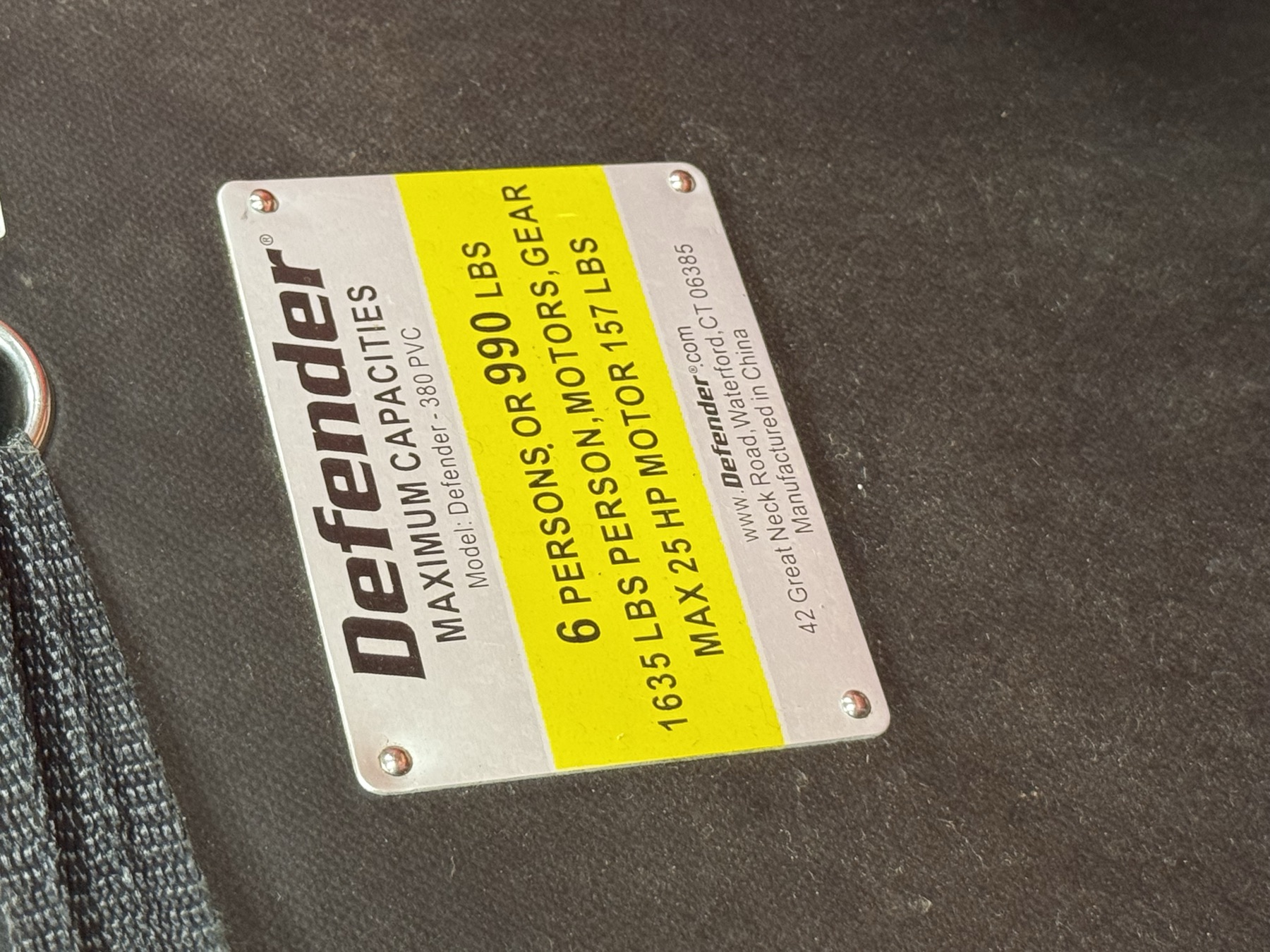 Capacity plate: Defender 380 PVC, 6 persons or 990 lbs, 25 HP max motor.