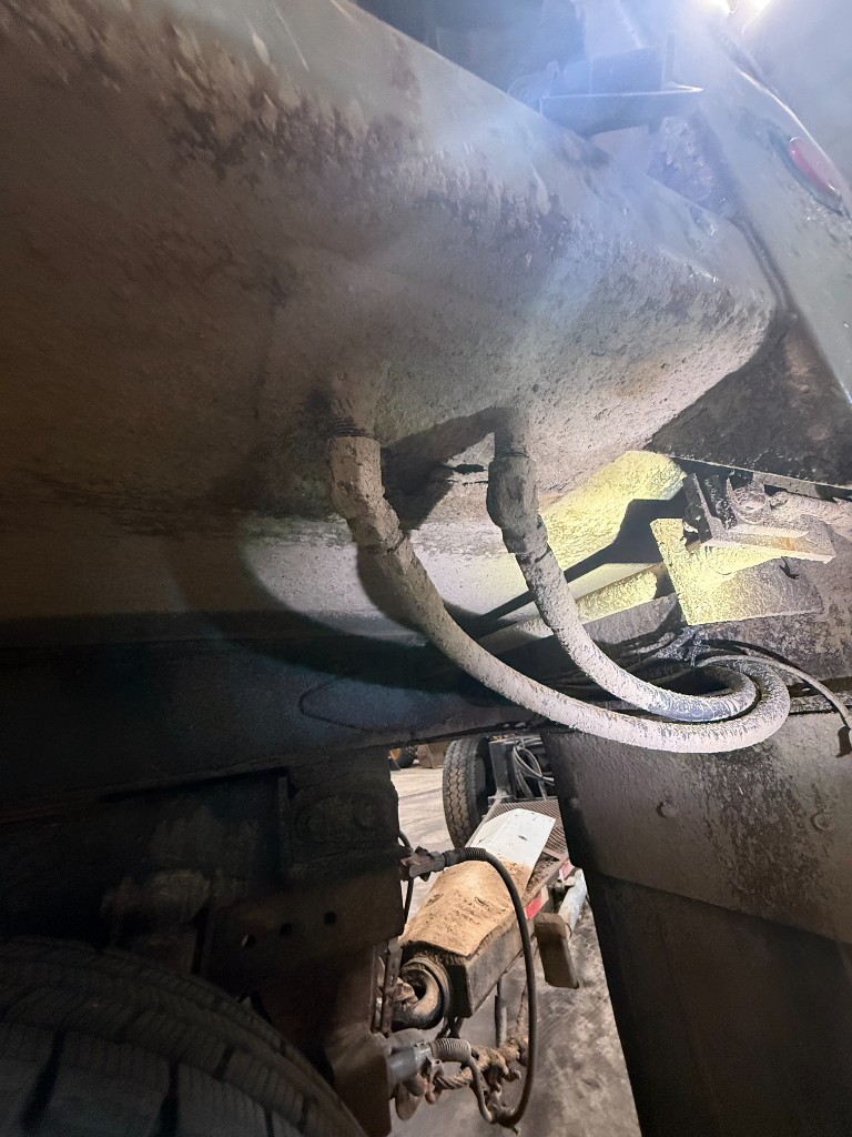 Undercarriage and hydraulic lines.