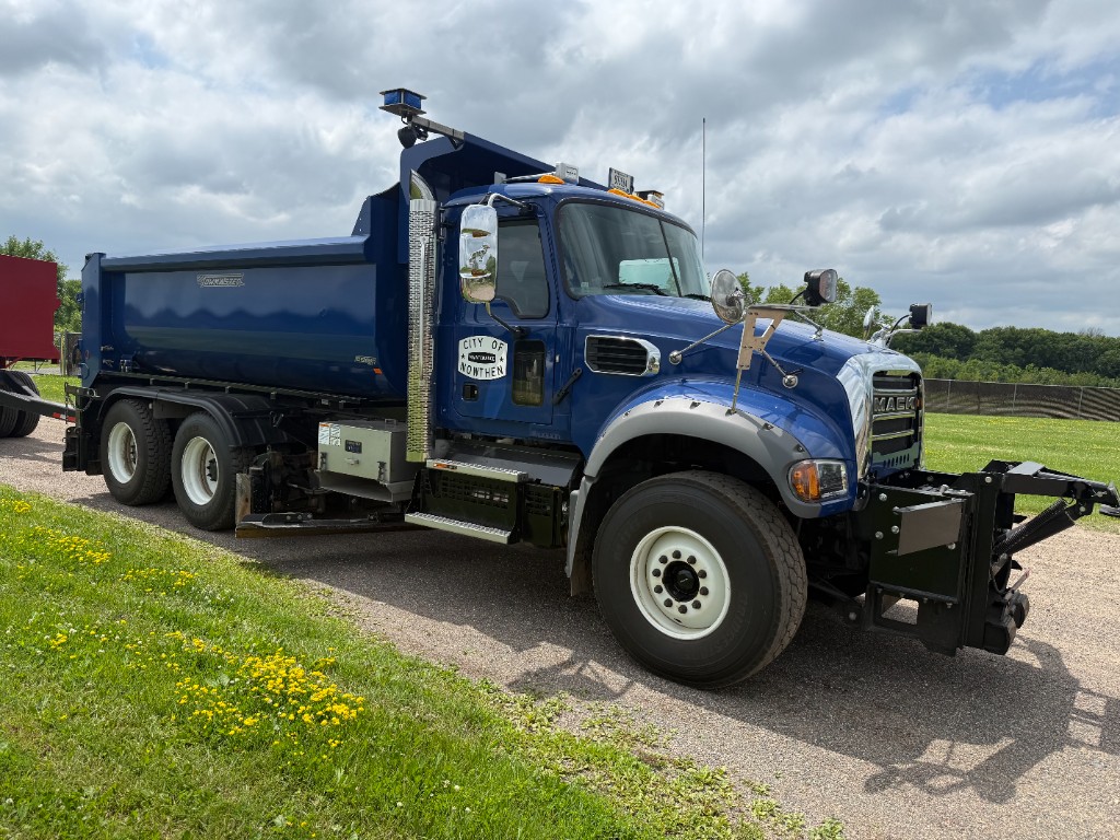 2023 Mack Granite plow truck photo