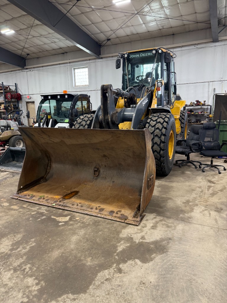 Front of the 544K with the bucket on the floor.