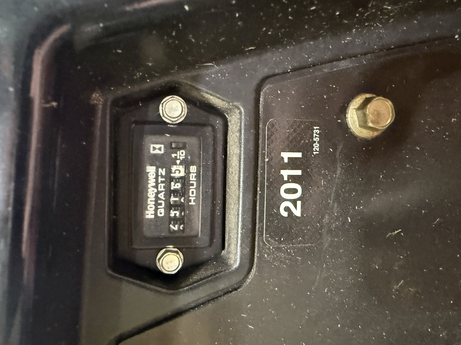 Honeywell hour meter, September 18, 2026: 2,516.5 hours. The “2011” decal is the machine’s model year.