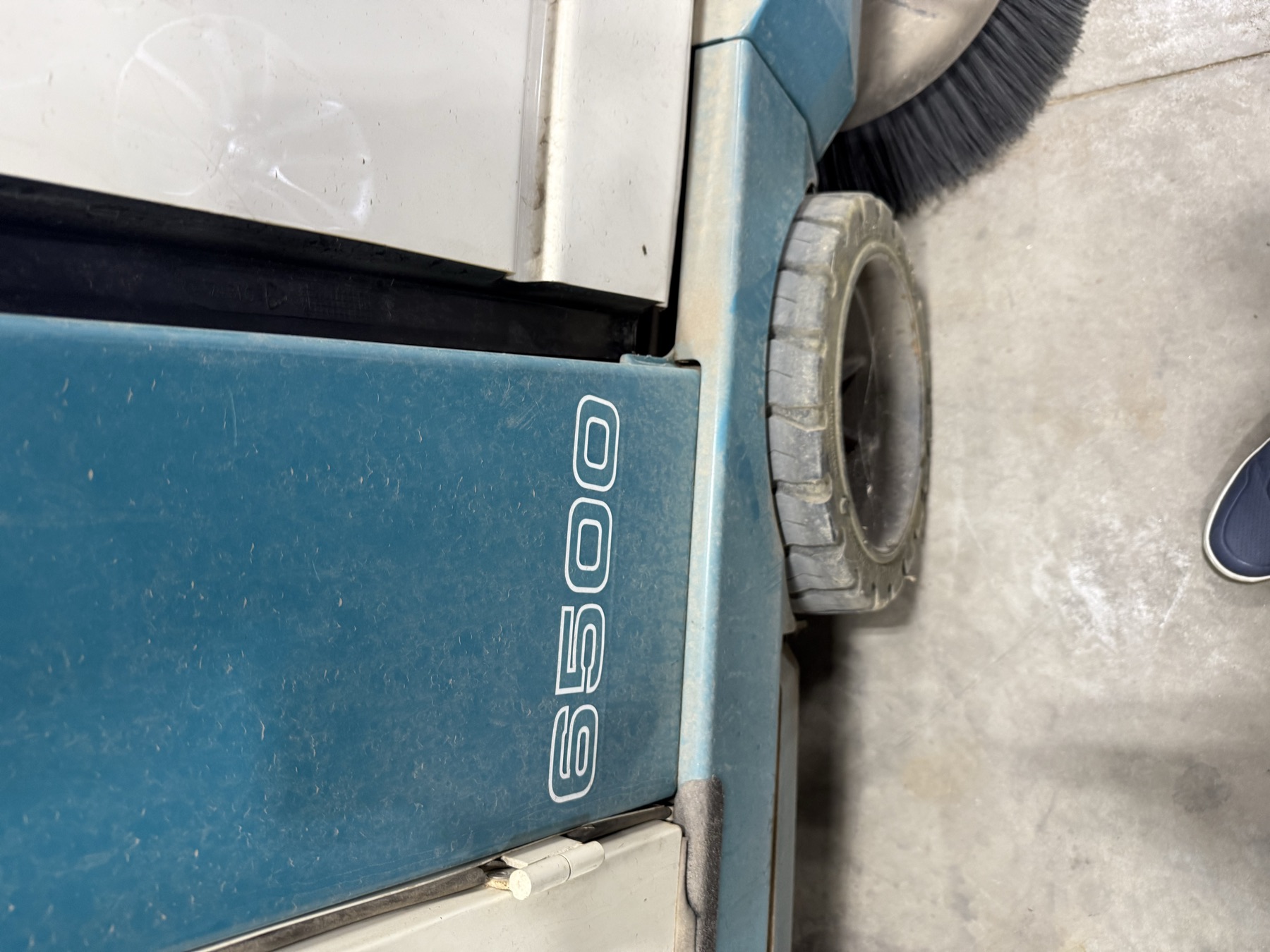 Tennant 6500 model badge.